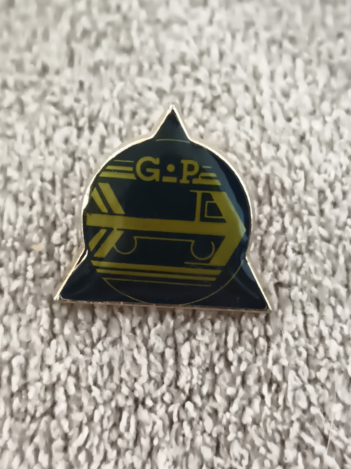 Pin's vintage G.P. camion jaune sur fond noir, badge ancien transport (Ref 6)
