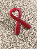 Pin's ruban rouge vintage, broche symbole solidarité, badge rétro (Ref 1)