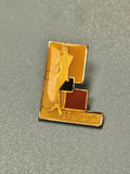 Vintage pin's Studio émaillé silhouette dorée jaune rouge déco rétro (Ref 16)