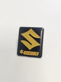 Pin's ancien Suzuki vintage, badge rétro collection moto, accessoire rare passio