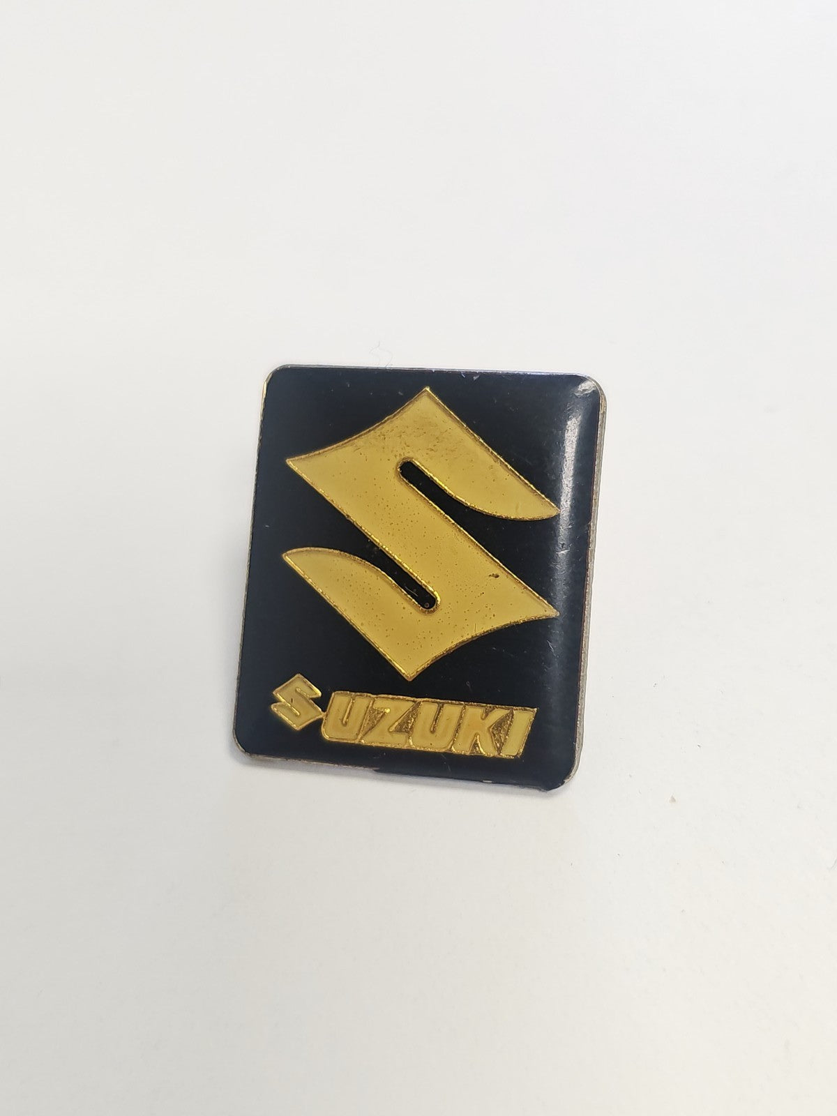 Pin's ancien Suzuki vintage, badge rétro collection moto, accessoire rare passio