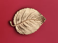 Broche feuille dorée aspect vintage, bijou ancien, motif végétal chic