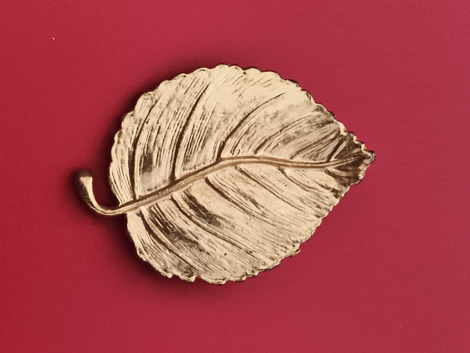 Broche feuille dorée aspect vintage, bijou ancien, motif végétal chic