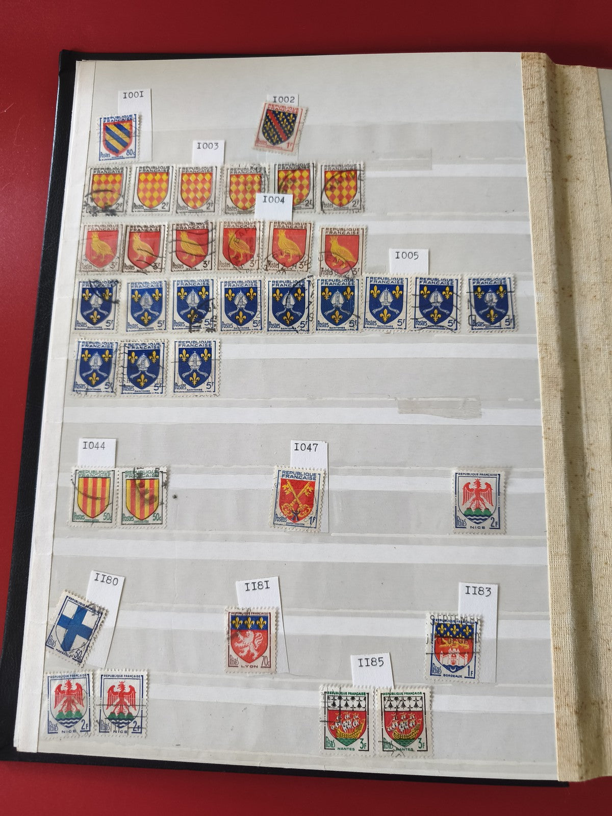 Lot de timbres français blasons multicolores ? Divers motifs héraldiques