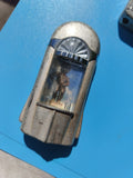 Ancien briquet publicitaire rétro, décor figuratif, métal argenté, en l'état