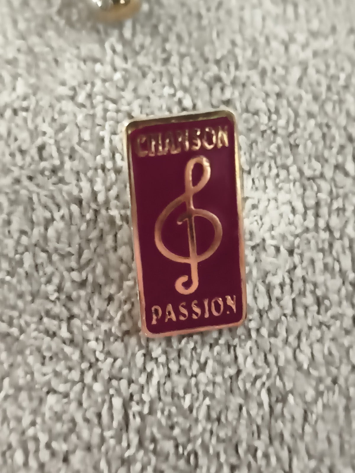 Pin's vintage CHANSON PASSION note de musique émail rouge badge années 80 (Ref 1