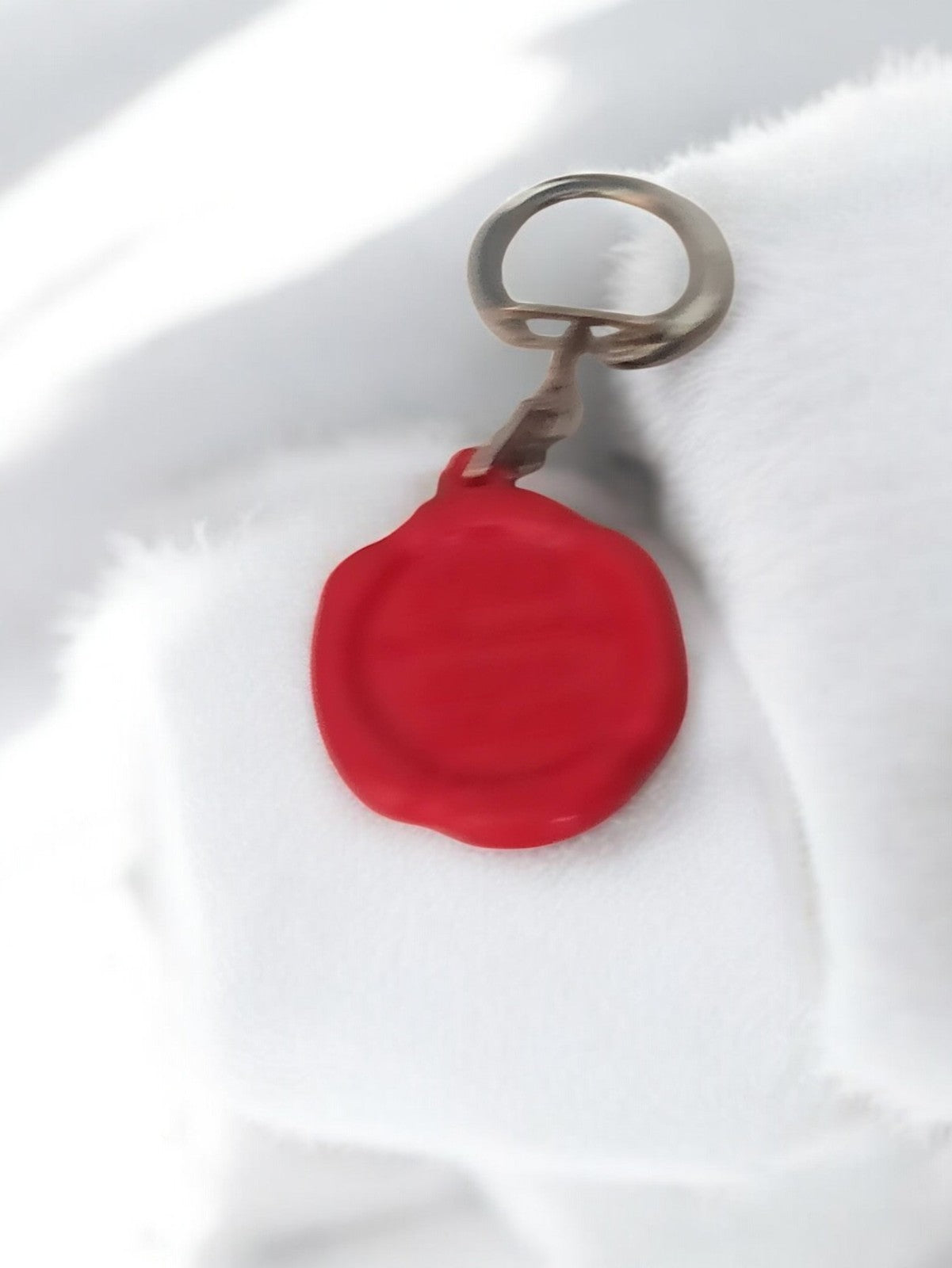 Porte-clés publicitaire ancien vintage, médaillon rouge rétro, objet d’occasion