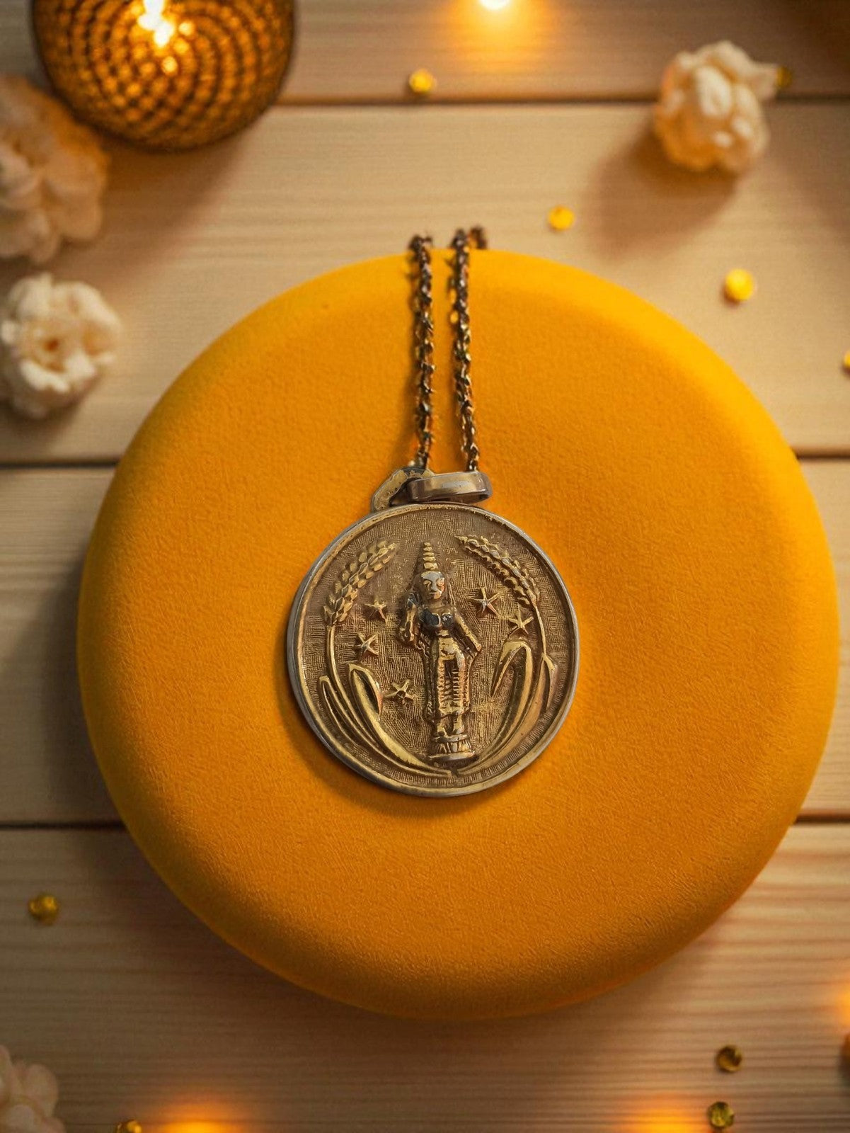 Médaille ancienne Thaïlande pendentif vintage, décor religieux, chaîne métal