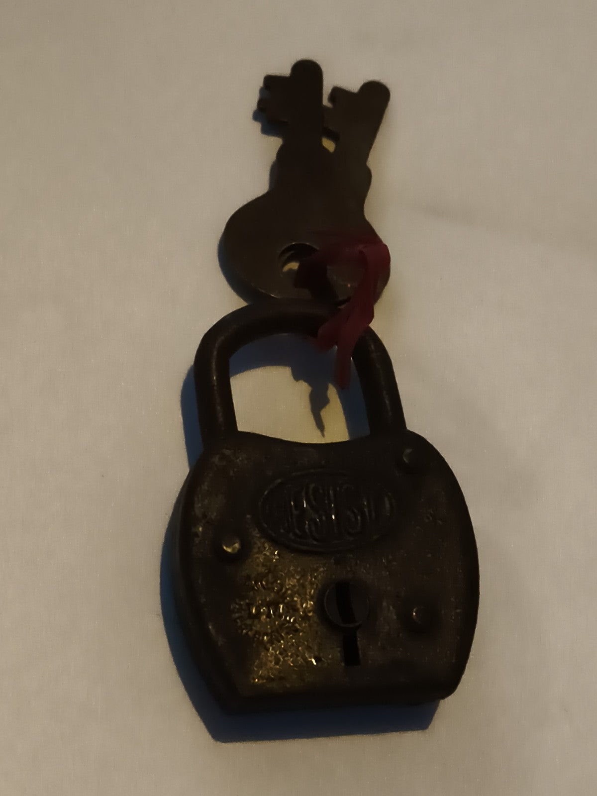 Ancien cadenas à clé ASICO, aspect métallique patiné, serrure vintage rétro
