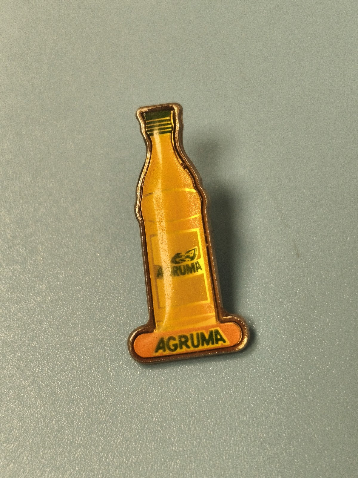 Pin's vintage AGRUMA bouteille boisson publicitaire collection rétro (Ref 7)