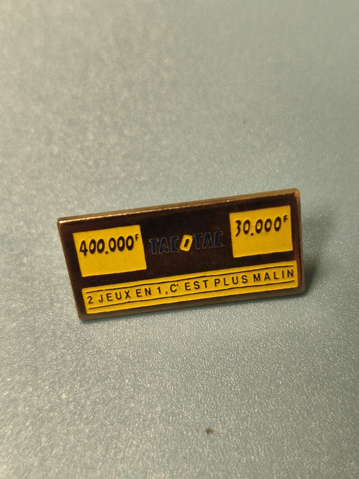 Pin's vintage TACOTAC ancien jeu de loterie publicitaire rectangulaire jaune
