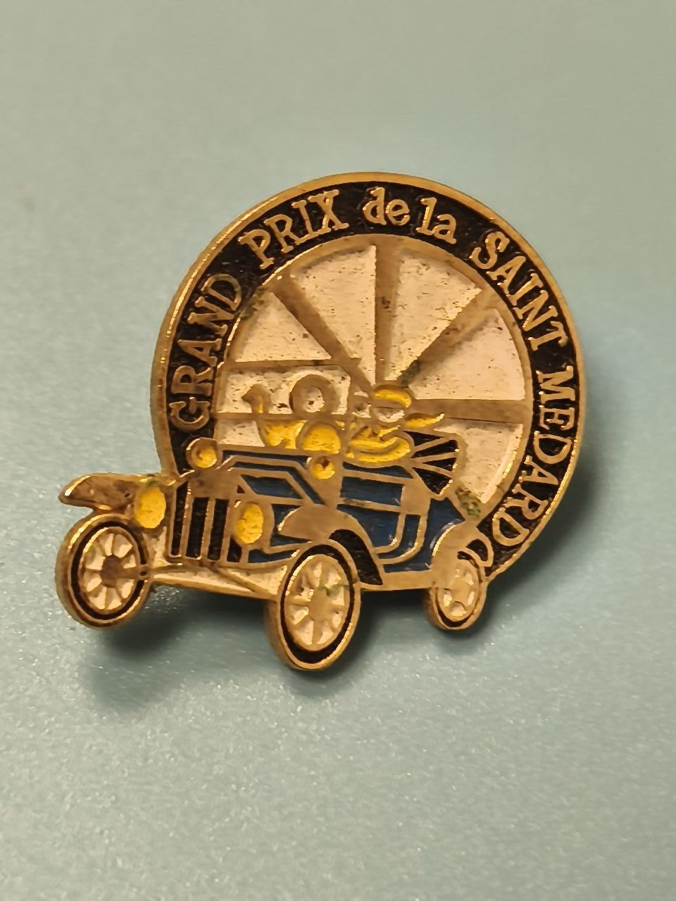 Pin's vintage Grand Prix de la Saint Médard voiture ancienne émaillée collection
