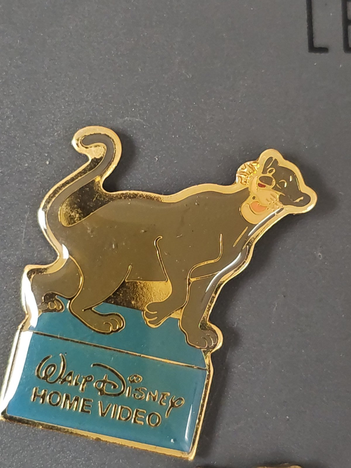 Pin's rétro ancien Walt Disney Home Video pour collectionneur vintage rare