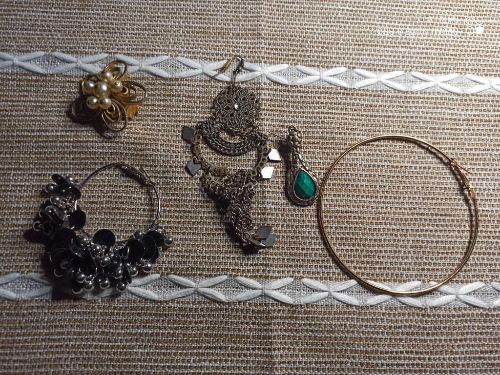 Lot vintage boucles d?oreilles fantaisie dépareillées, doré noir, bijou rétro