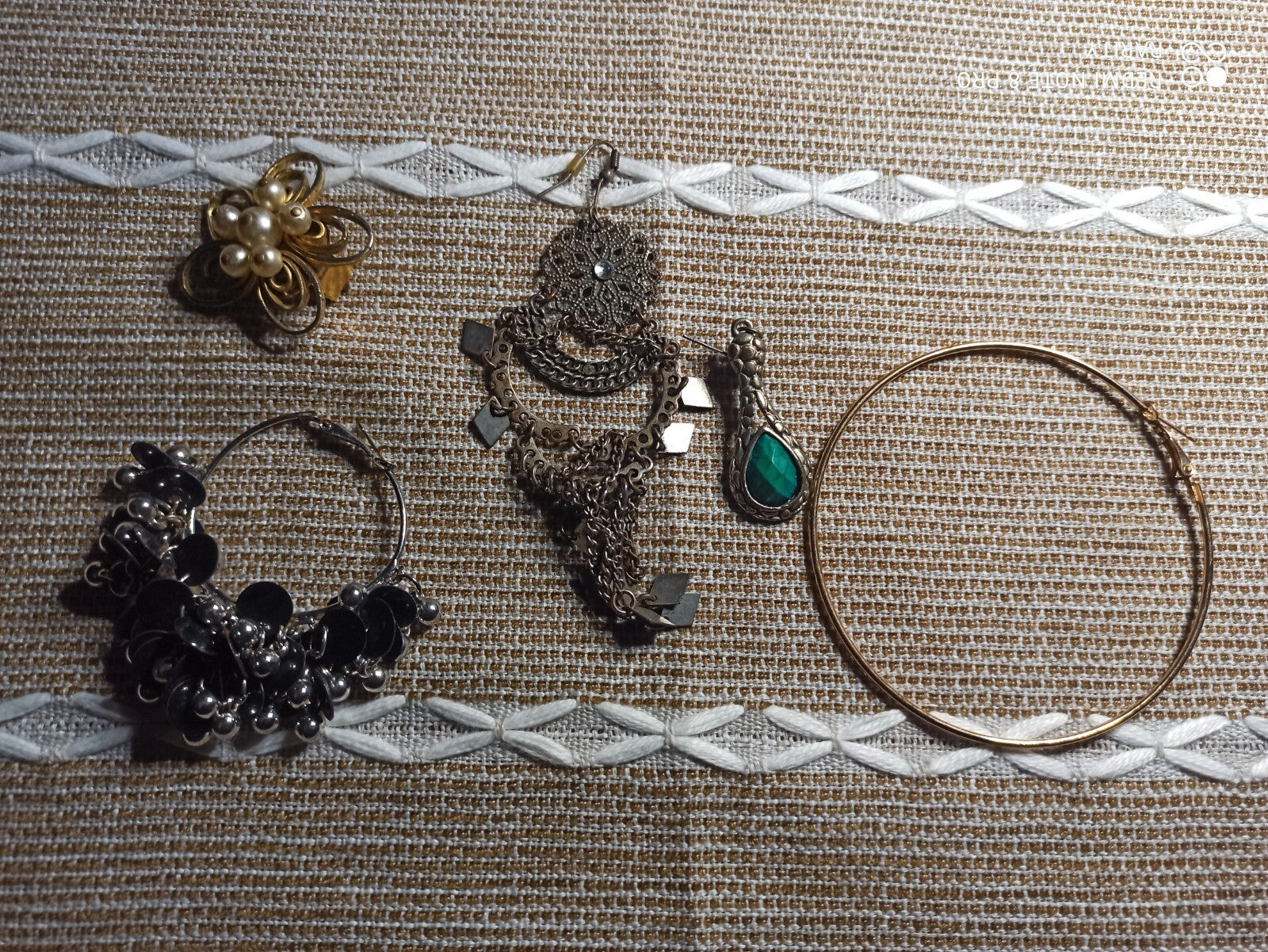 Lot vintage boucles d?oreilles fantaisie dépareillées, doré noir, bijou rétro
