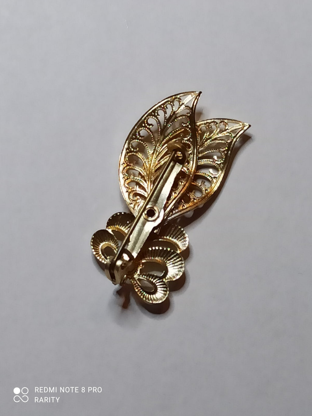 Broche vintage dorée style Art Déco, motif feuille, cabochon vert émaillé