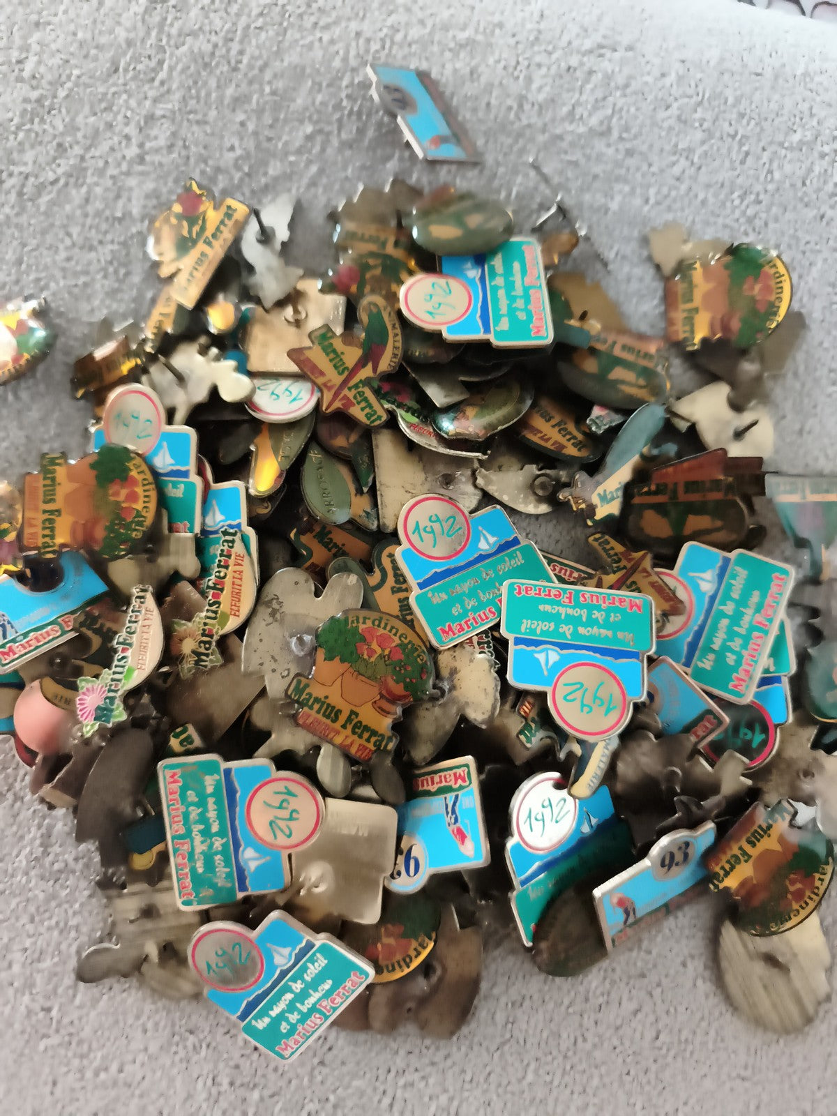 Gros lot pin's publicitaires Marius Ferrat, badges émaillés, visuel coloré Ref 1