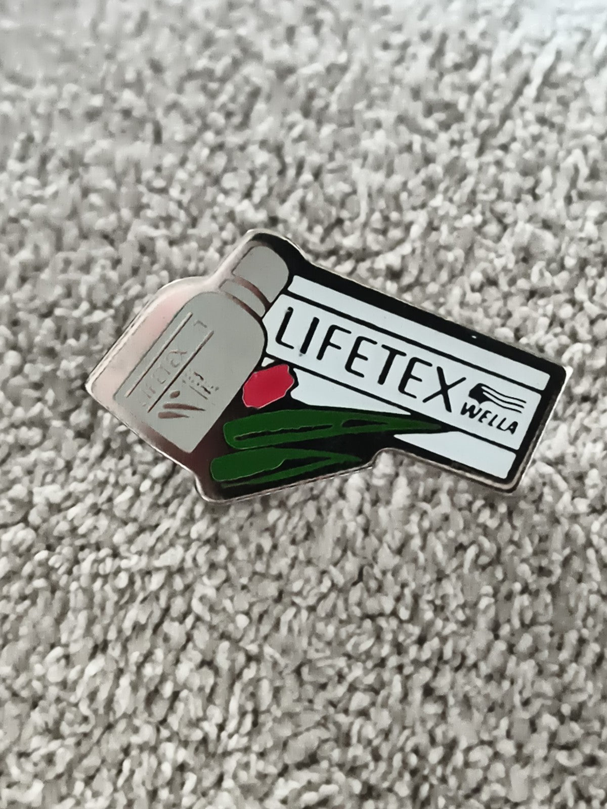 Pin's publicitaire vintage LIFETEX Wella, logo émaillé, années 90 (Ref 10)