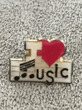 Pin's vintage I Love Music notes rouges blanches noires (Ref 8) badge musique