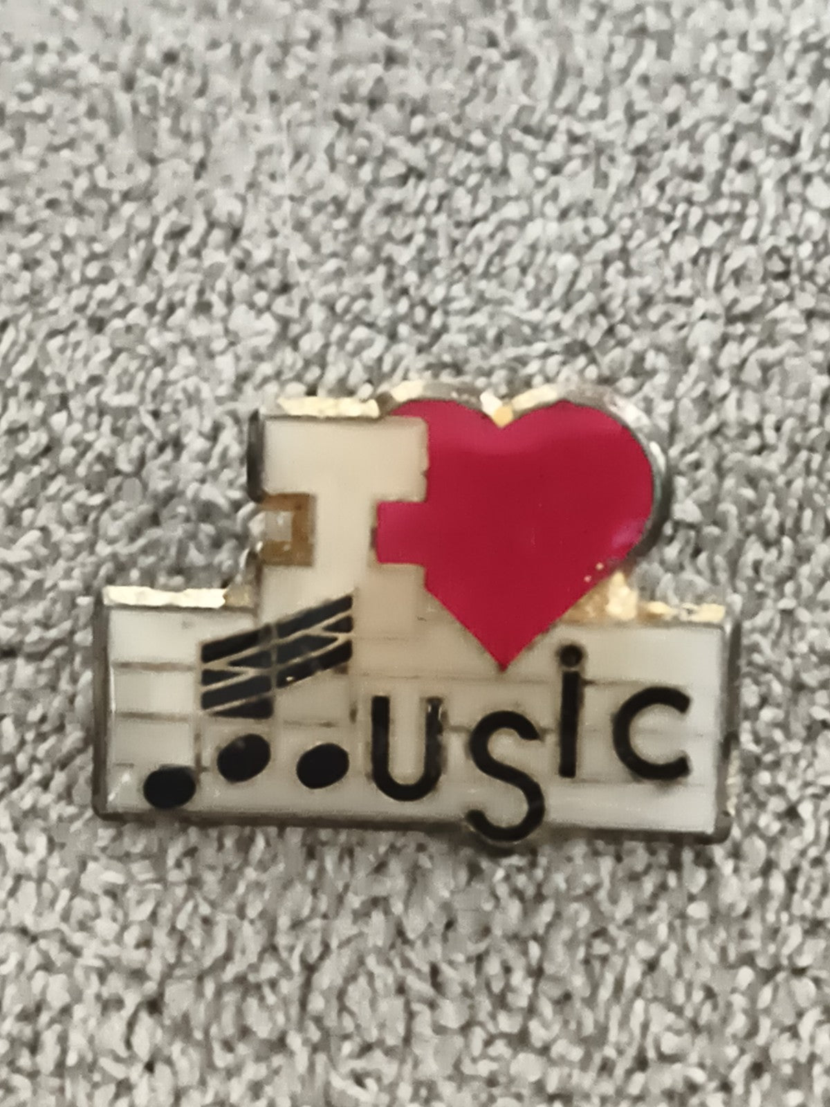Pin's vintage I Love Music notes rouges blanches noires (Ref 8) badge musique