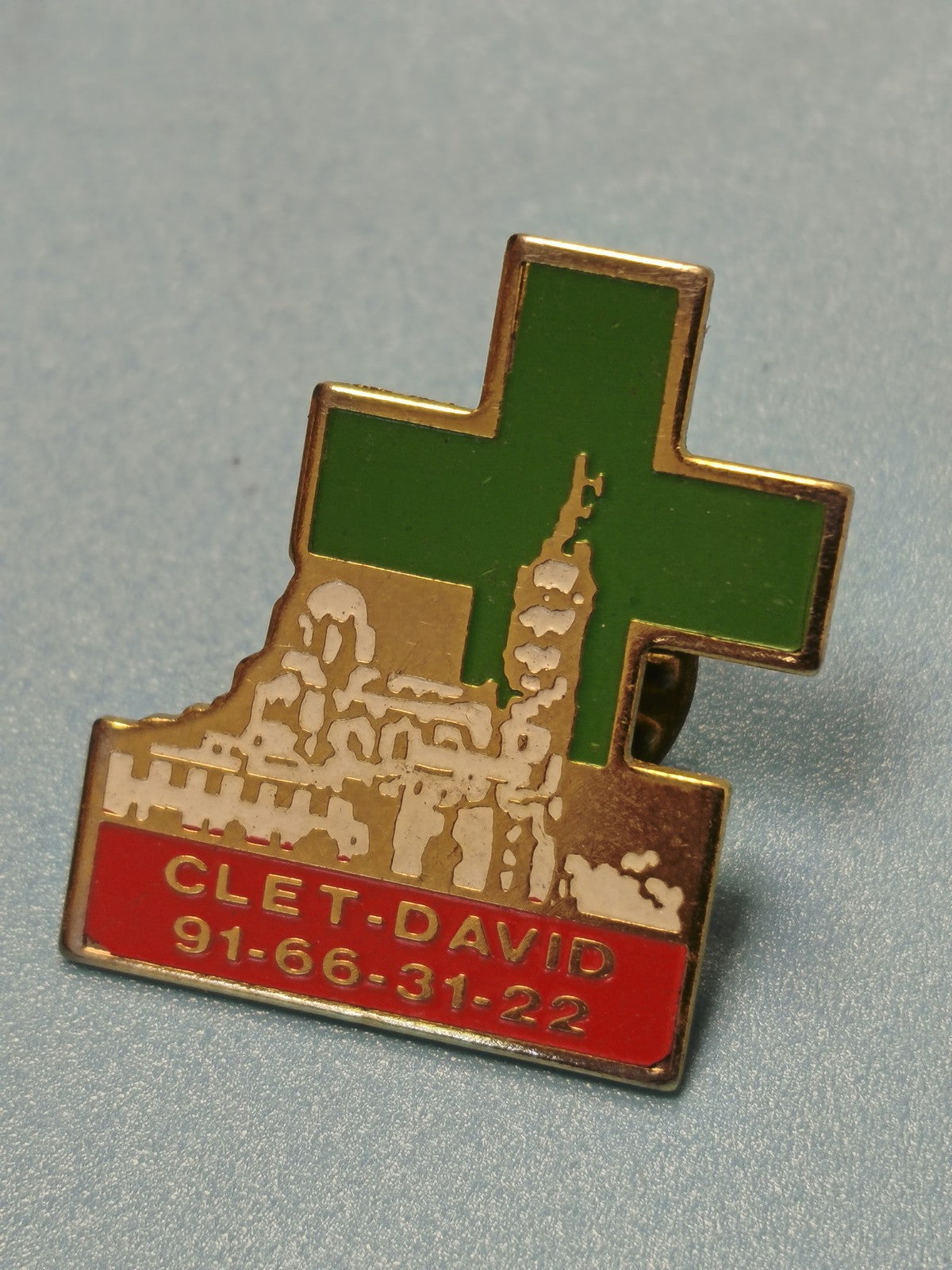 Pin's vintage CLET DAVID croix verte pharmacie bâtiment émail ancien collection