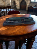 Modèle locomotive ATLAS 232-U-1 en métal vert sur socle, jouet d'occasion