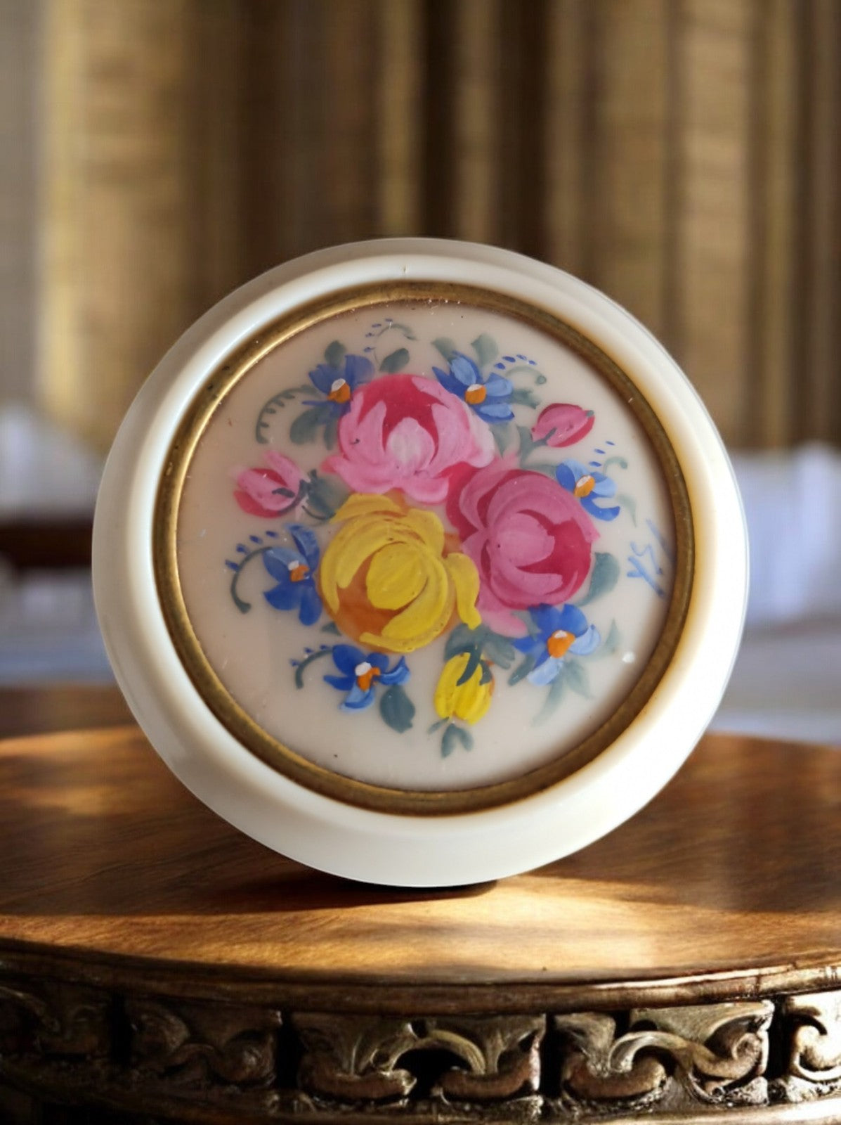 Broche ronde vintage dorée fleurs peintes main style rétro métal doré
