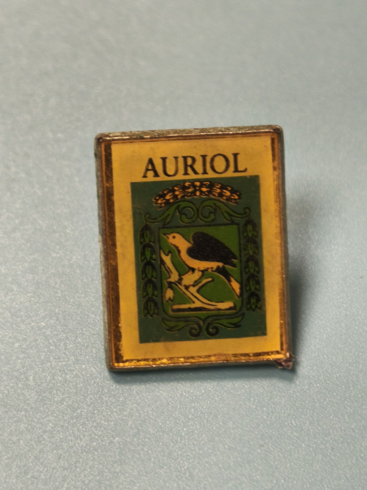 Vintage pin's blason Auriol écusson héraldique jaune vert collection