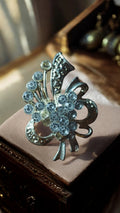 Broche vintage papillon finition dorée strass transparents rétro élégant