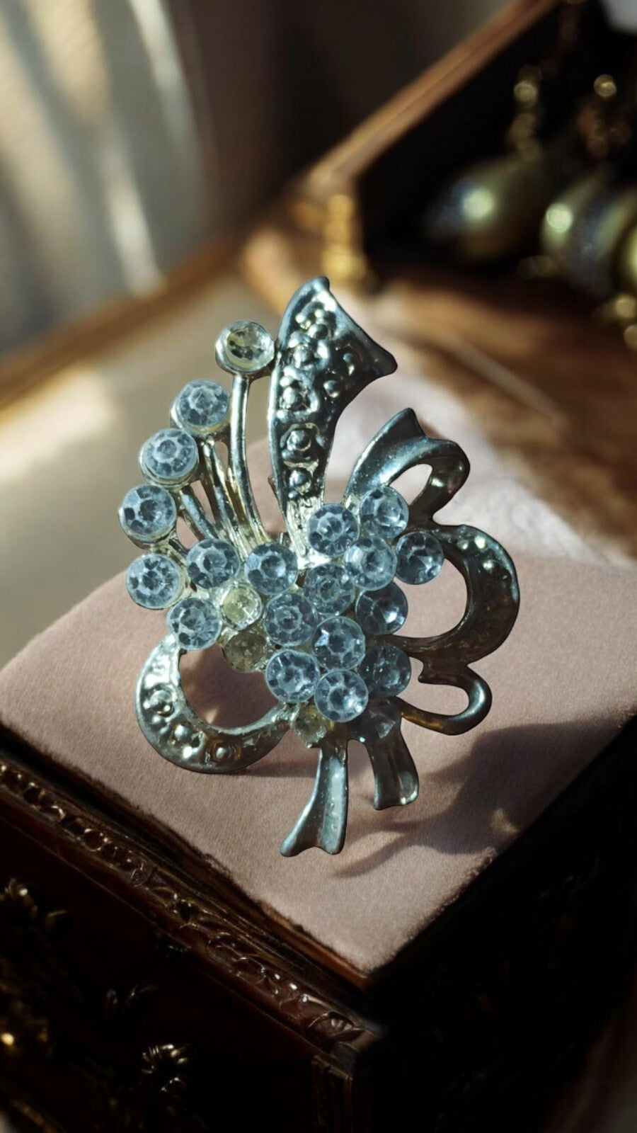 Broche vintage papillon finition dorée strass transparents rétro élégant