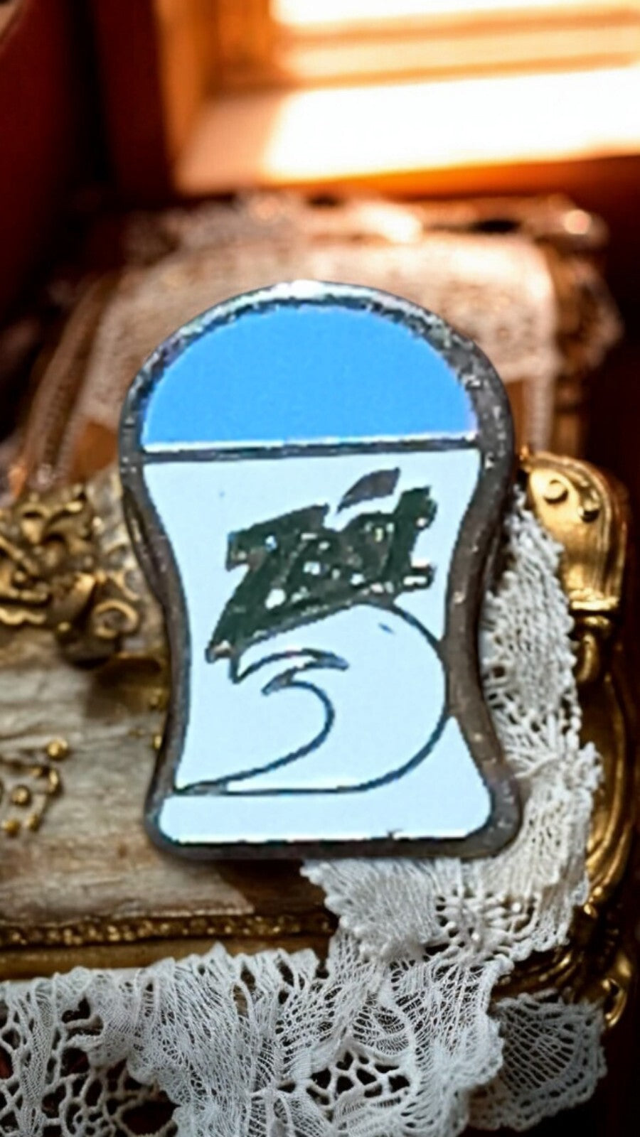 Pin's Zest vintage années 80 90 ? broche rétro logo vague bleu blanc