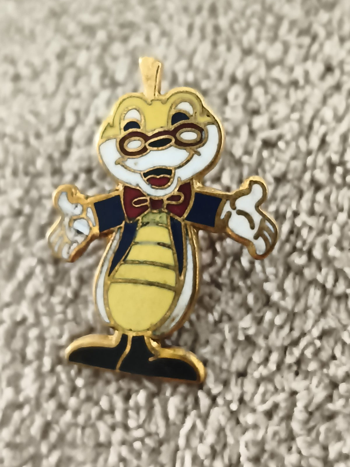 Pin's vintage mascotte dessin animé émail jaune bleu costume (Ref 1)