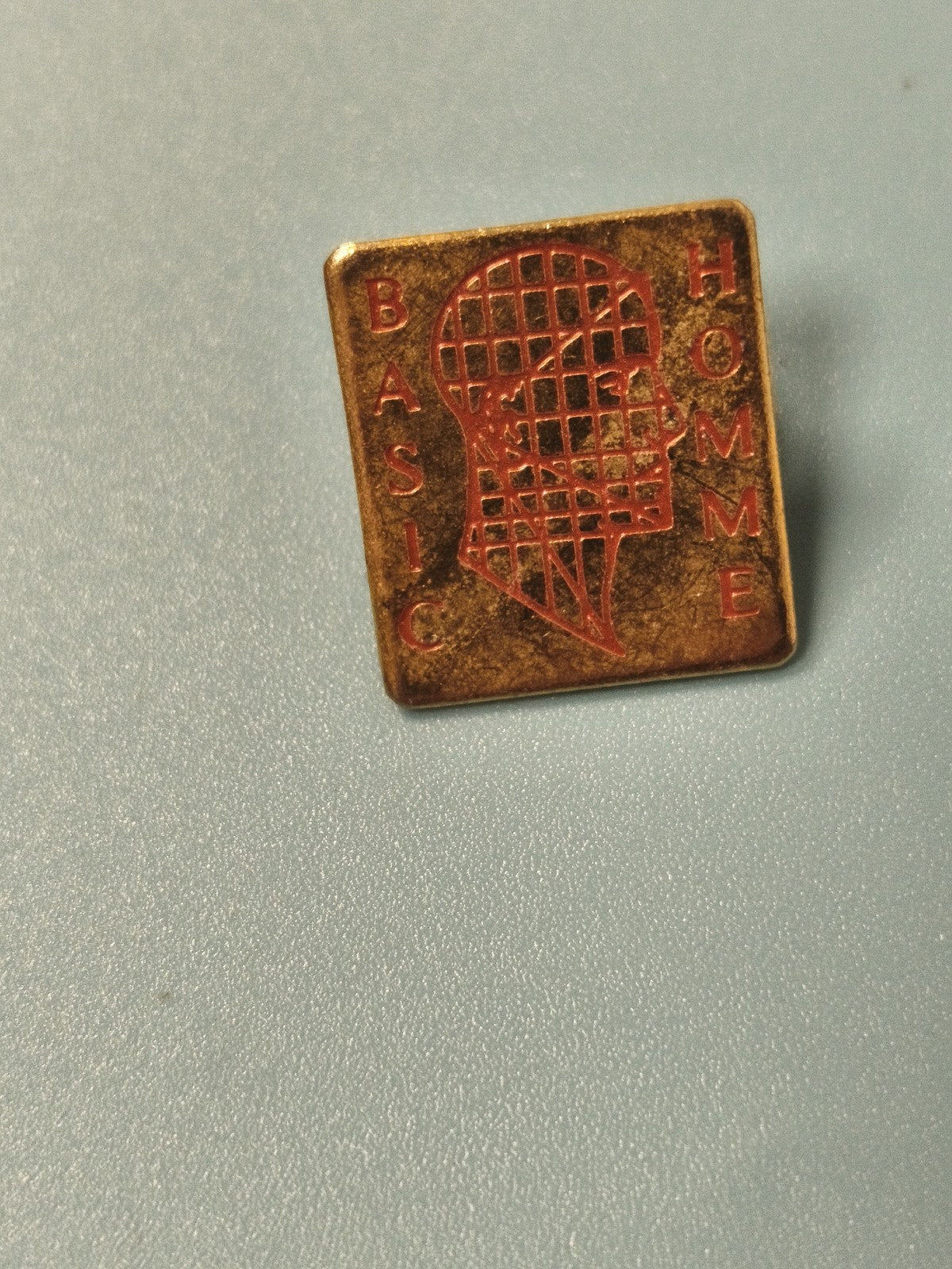 Vintage pin's BASIC HOMME carré tête graphique rétro collection (Ref 5)