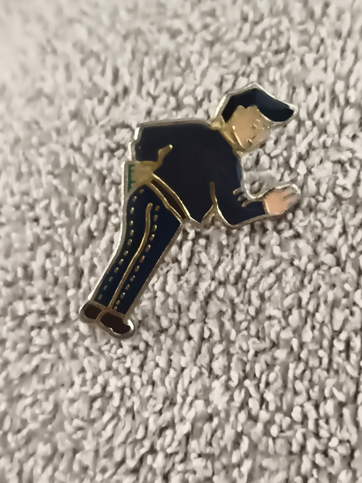 Pin's vintage personnage homme années 80 style cartoon émaillé (Ref 6)