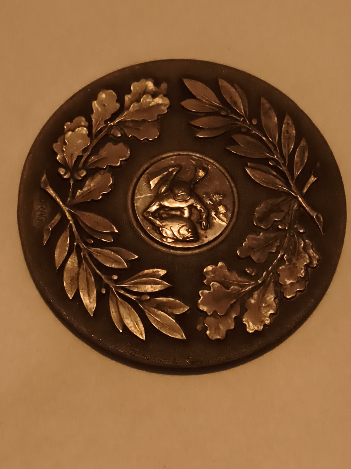 Médaille ronde décor laurier chêne chevalier finition bronze relief