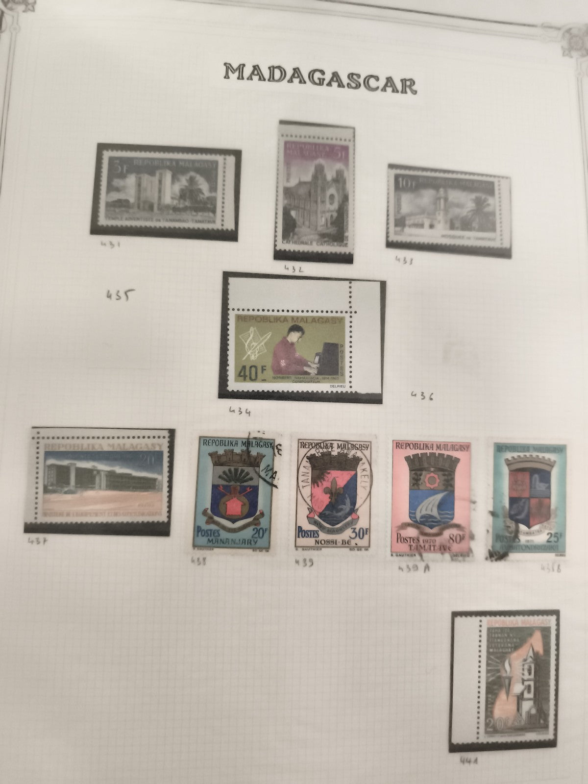 Timbres Madagascar République Malagasy lot thématiques monuments blasons oblitér