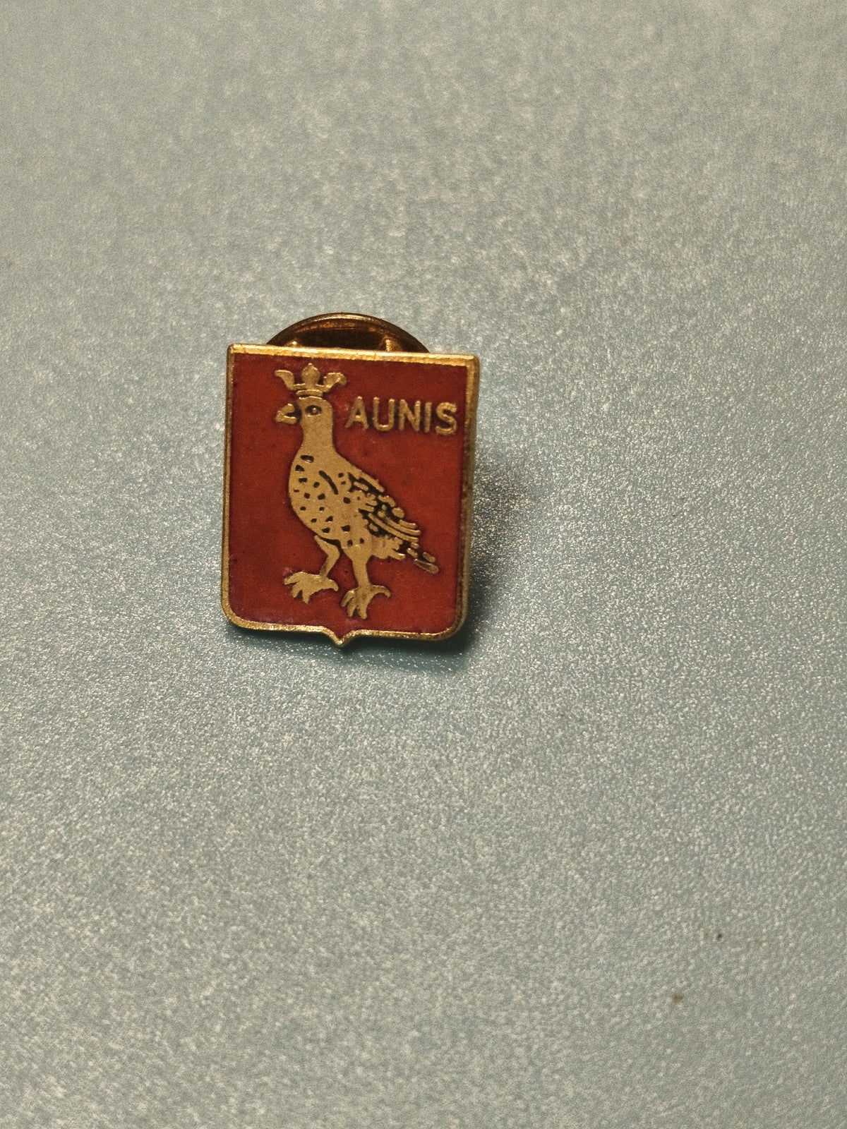 Pin's vintage blason Aunis héraldique rouge doré collection région France
