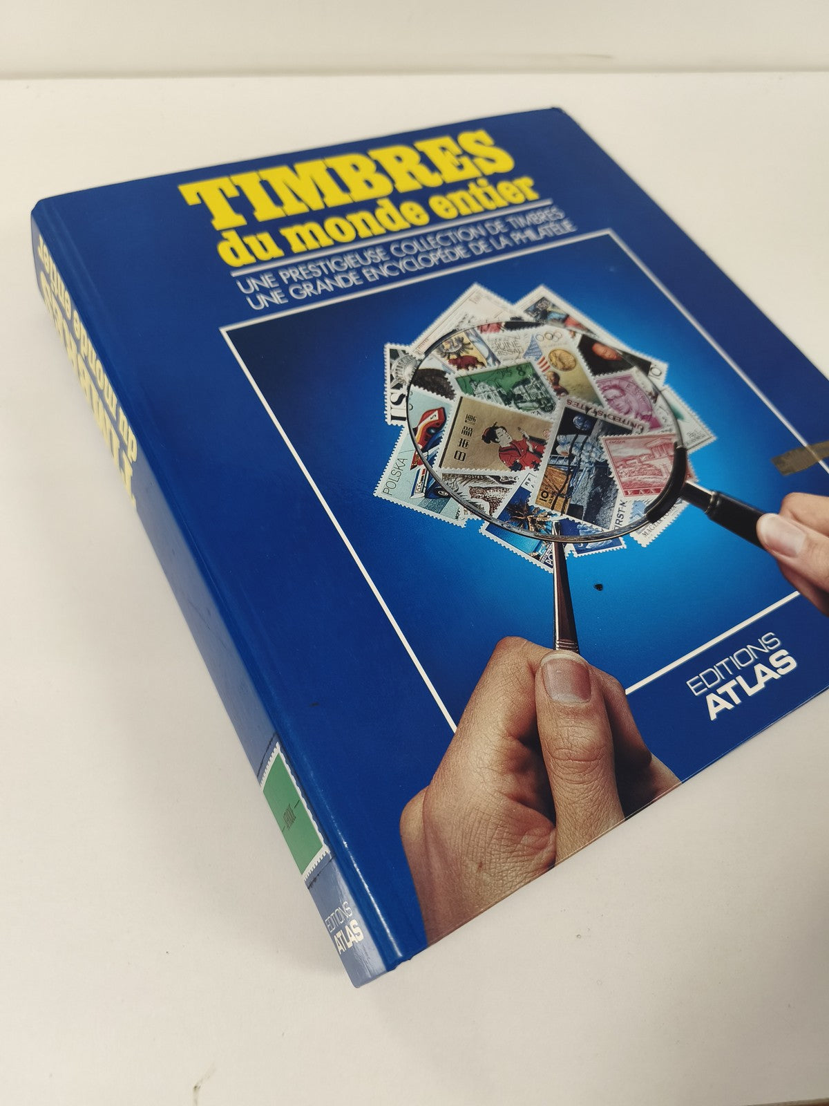 Classeur de timbres partiellement rempli Tchad, pages à anneaux, couverture bleu