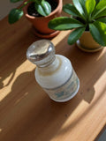 Flacon ancien parfum vintage blanc, bouchon argenté rétro déco