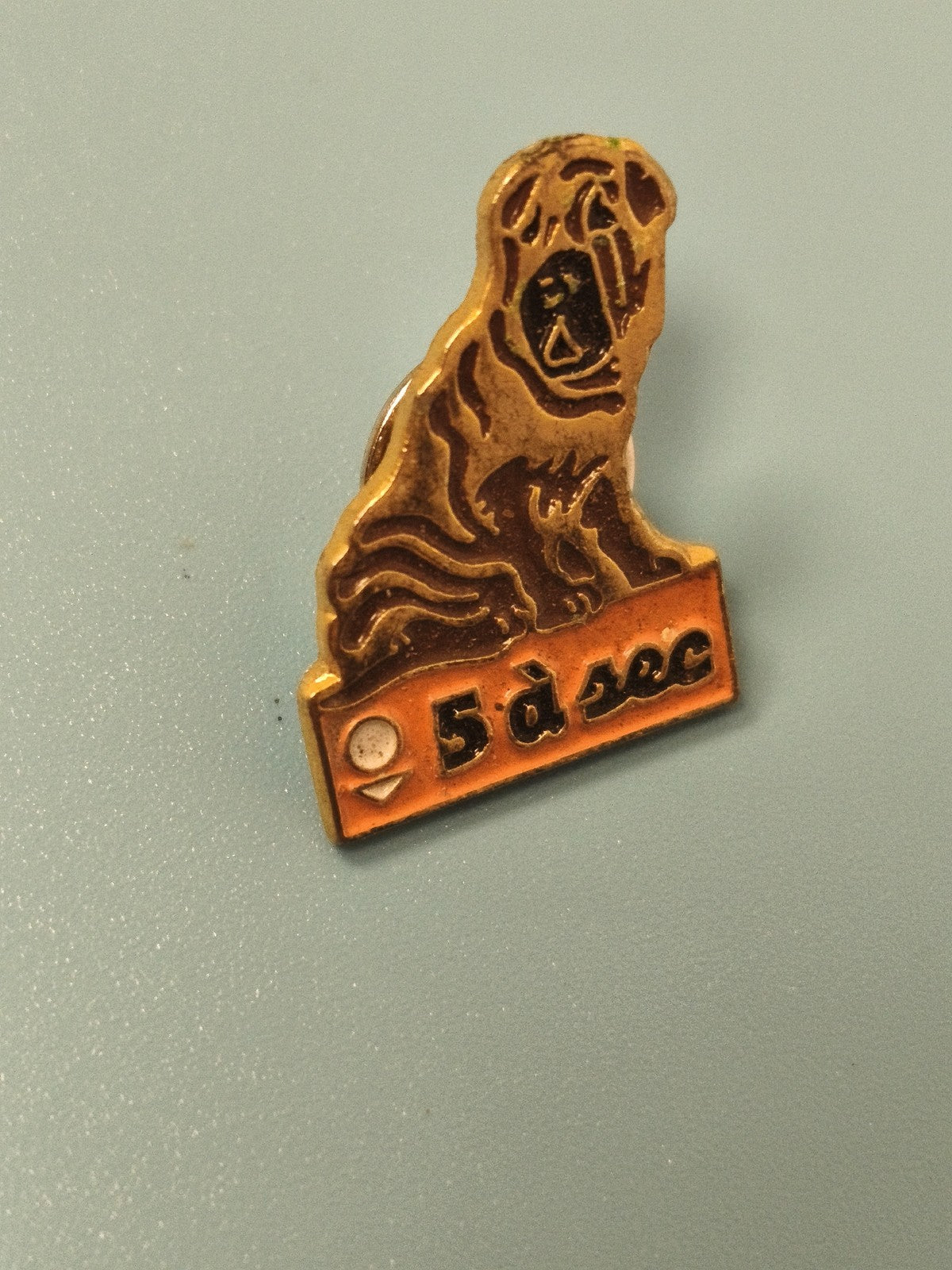 Pin's vintage 5 à sec chien mascotte ? badge publicitaire ancien collection