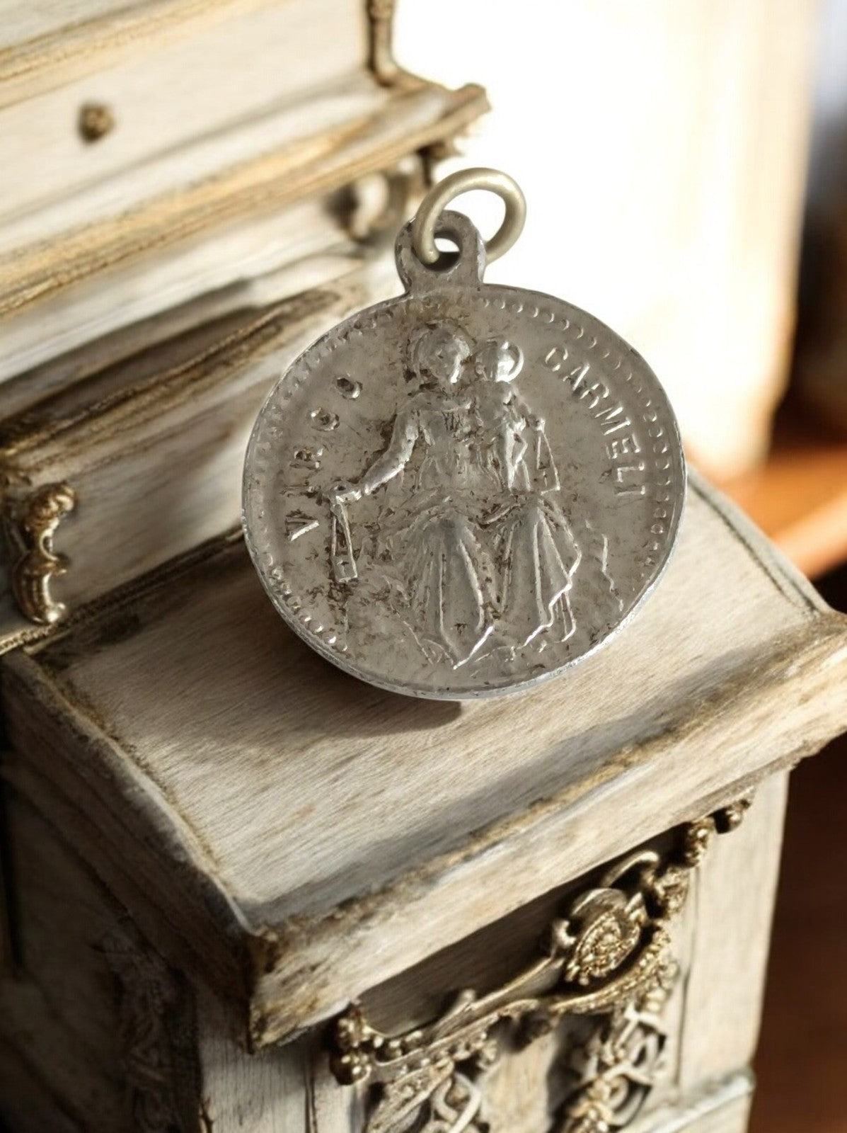 Médaille religieuse Vierge du Carmel vintage métal ancien pendentif catholique
