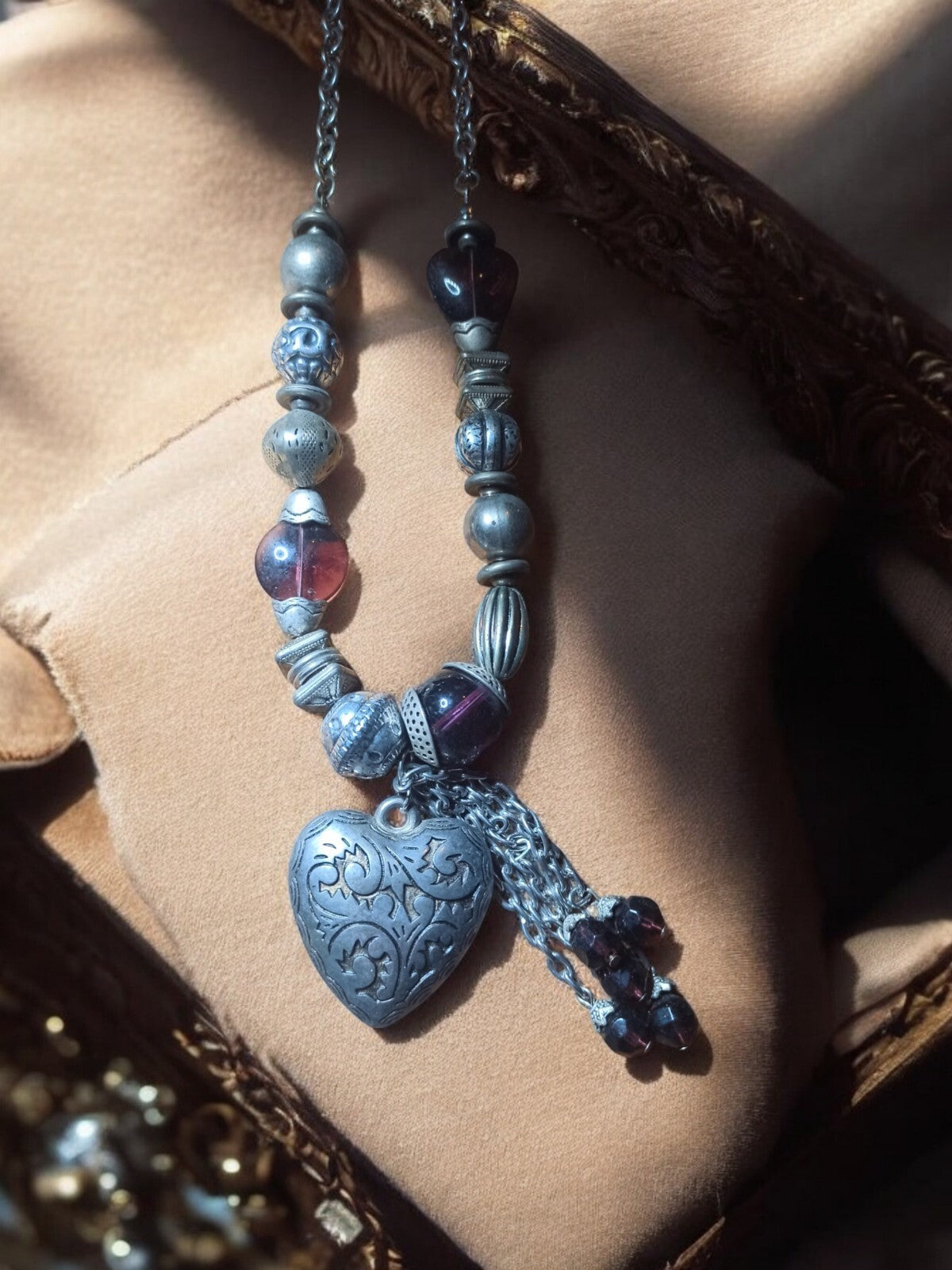 Collier vintage fantaisie métal argenté perles verre breloques cœur