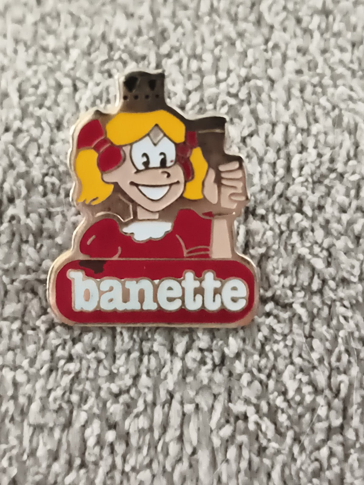 Pin's Banette vintage boulangerie mascotte fillette émaillé France années 90