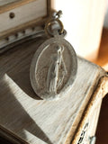 Médaille religieuse ancienne Vierge Miraculeuse métal argenté ovale vintage