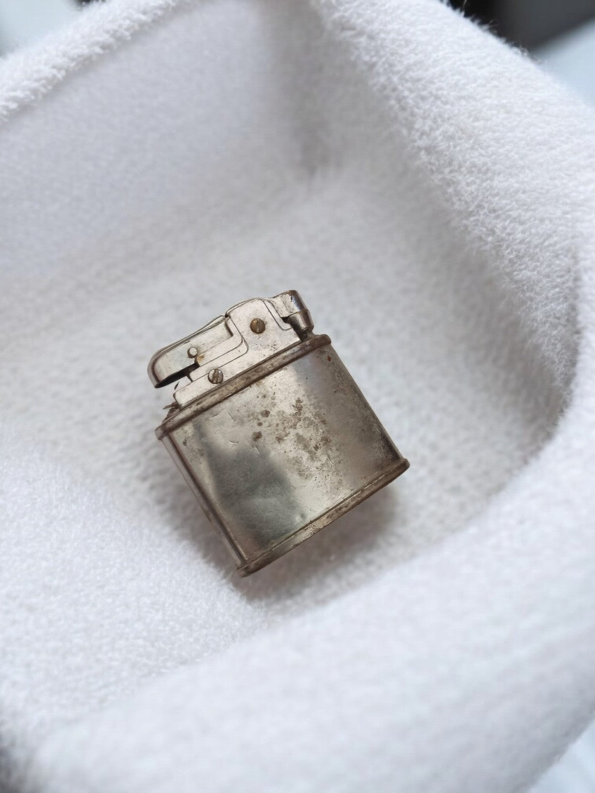 Briquet vintage ancien cylindrique, aspect métallique, rétro, objet de collectio