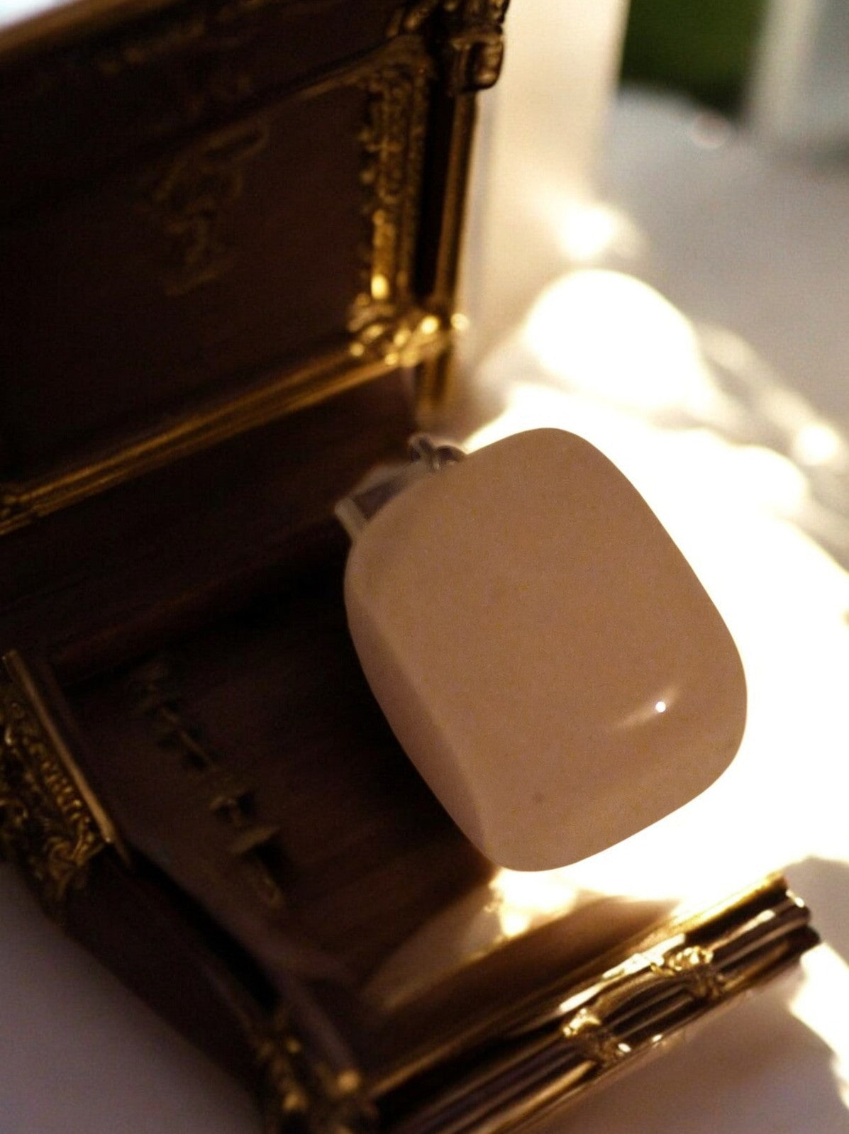 Pendentif pierre naturelle beige design unique, forme rectangulaire, marque Inco