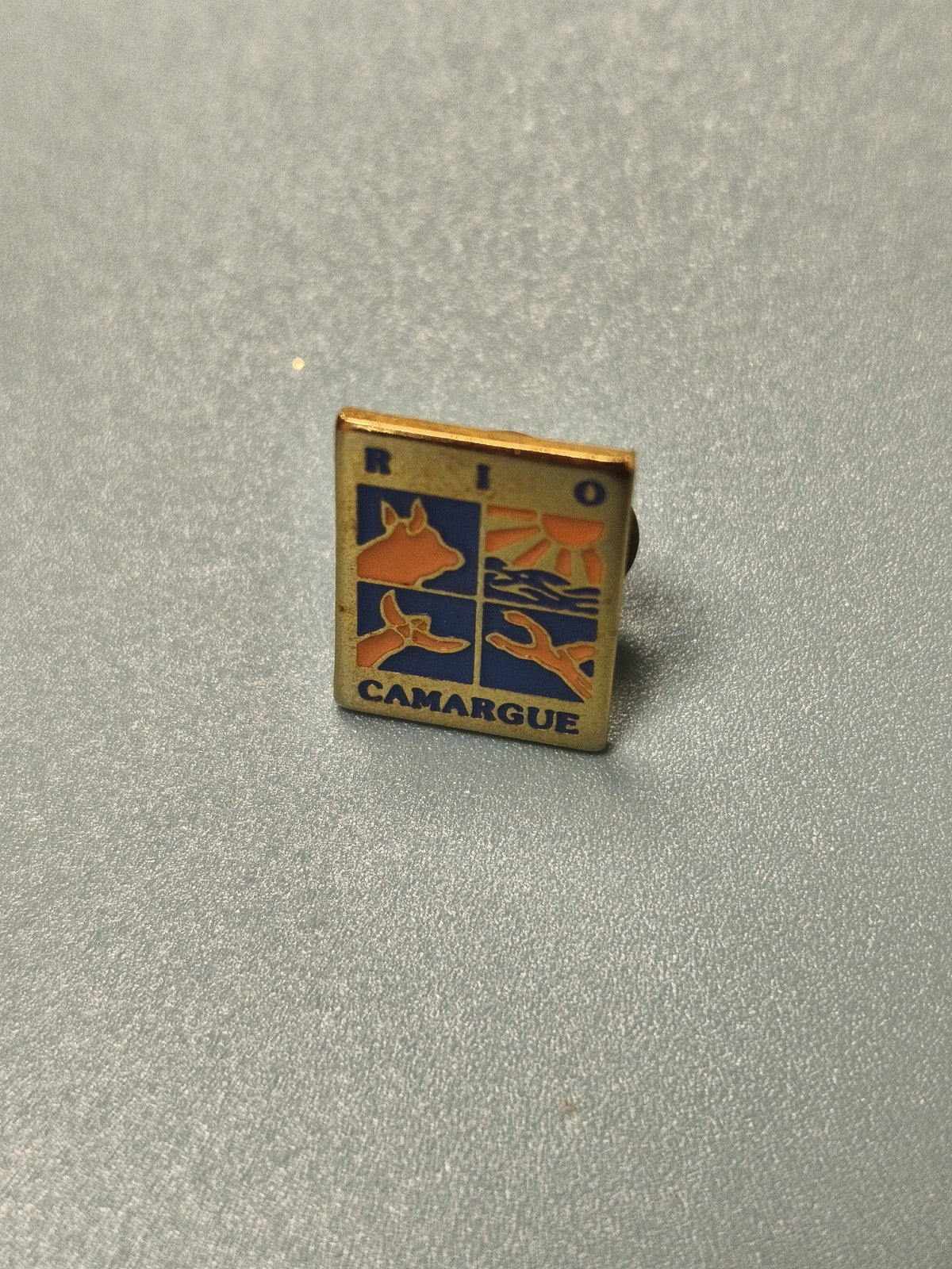 Vintage pin's Camargue émaillé blason, bleu doré, collection régionale