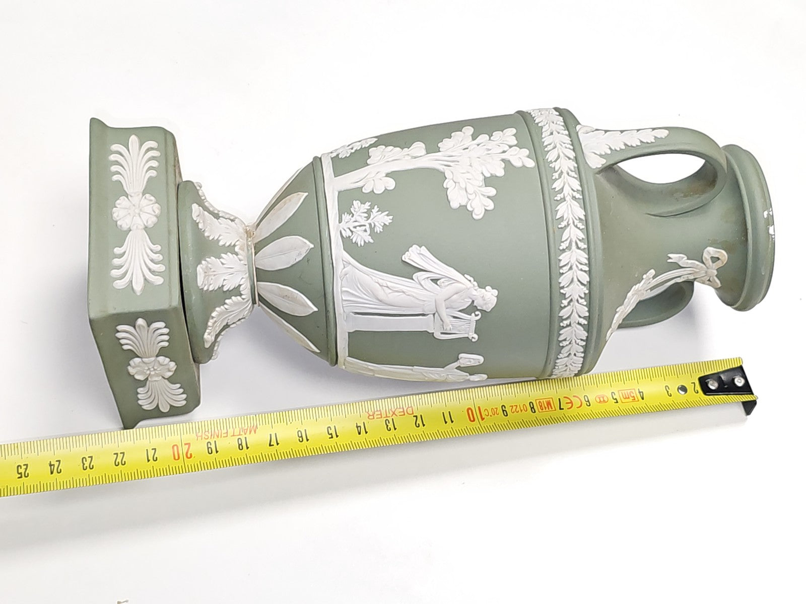 Vintage Wedgwood Jasperware Vases Apollo Muses, ancien trophée piédestal pair