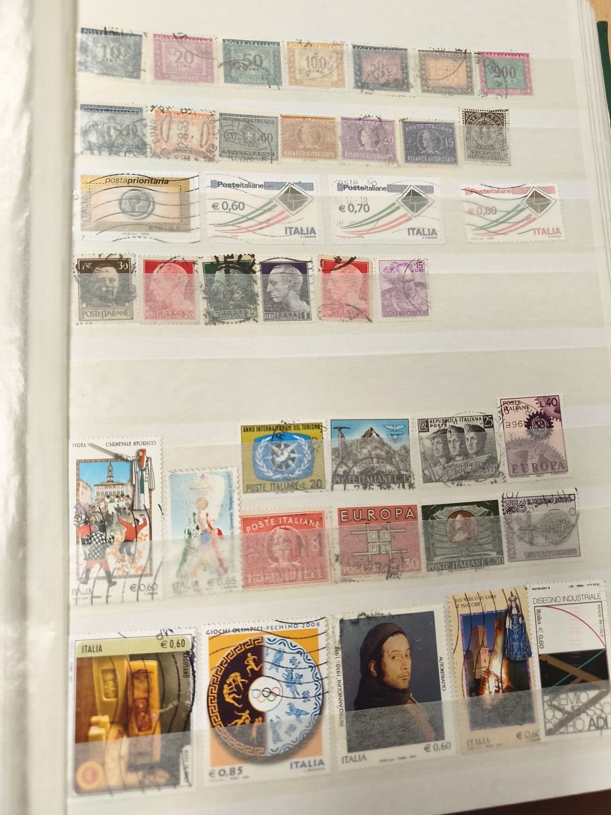 Lot de timbres poste italiens multicolores, divers formats et valeurs faciales