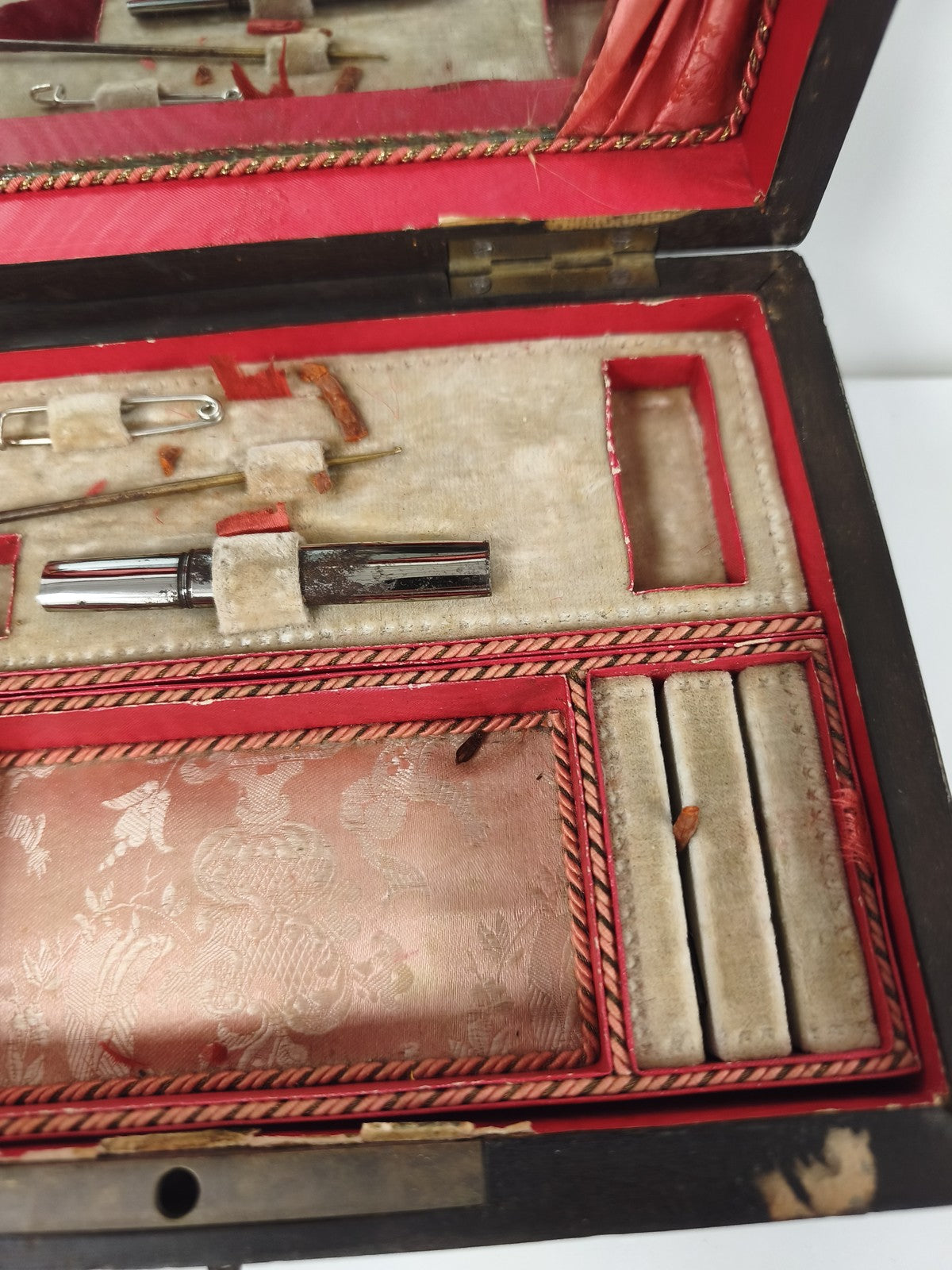 Ancien coffret Napoléon III à décor incrusté, clé d'origine, style vintage